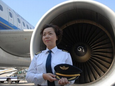 南航首位女机长刘宇环2015年8月,美国女飞行员金贝丽(kimberly brooke